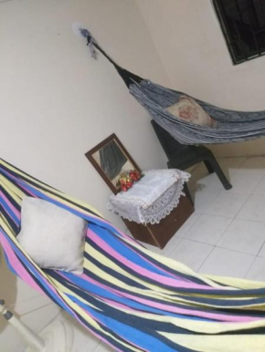 Acomodación en hamaca para dos personas, baño y areas compartidas
